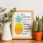 Pineappel Inspirerend Waterverf Typografie Poster<br><div class="desc">Wees een ananas Poster - Waterverf typografie citeert een poster. Met een afbeelding van een ananas met de anananasappelcitaat: "Wees een anananas, sta groot, draag een kroon en wees zoet aan de binnenkant". Herinner jezelf aan je liefde voor alles wat tropisch is met dit verse poster. De ideale decoratieve aanraking...</div>