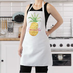 Pineappel op maat schort<br><div class="desc">Dit schattige en girale schort is versierd met een geelananas van de waterverf en een roze typografie. U kunt het aanpassen door de naam te veranderen of het een monogram te maken. Gebruik de optie Verdere wijzigingen aanpassen om de tekstgrootte, stijl of kleur te wijzigen. Omdat wij ons kunstwerk creëer,...</div>