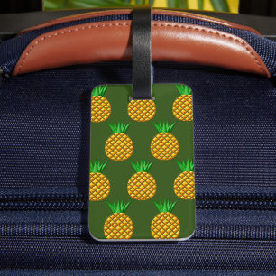 Pineappelpatroon op groene achtergrond bagagelabel
