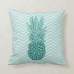 Pineapple Chevron Cushion Kussen<br><div class="desc">Dit kussen kenmerkt een computer produceerde tekening van een ananas op een twee toneelchevron achtergrond. Ik wilde echter dat het ontwerp een zijscherm zou laten zien en voelen. Het kleurenschema is zwart-wit en de ananassoltekening heeft gebieden die gekneusd/getextureerd kijken. Het kussen kan worden gepersonaliseerd als dit is wat u nodig...</div>