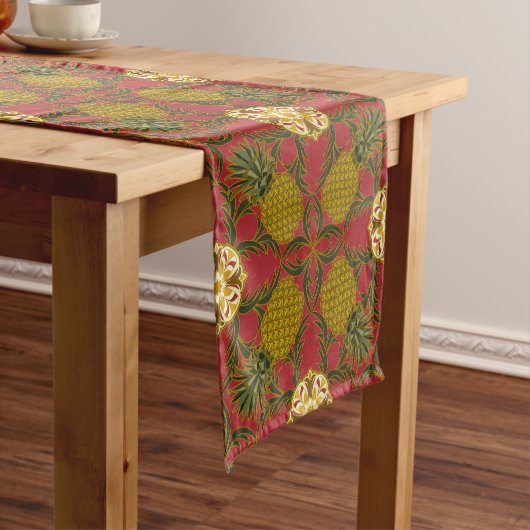 Pineapple Design on Red Background Korte Tafelloper (Voorbeeld)