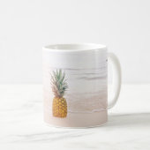Pineapple on sand near beach koffiemok (Voorkant rechts)