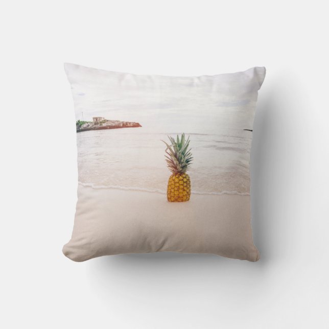 Pineapple on sand near beach kussen (Voorkant)