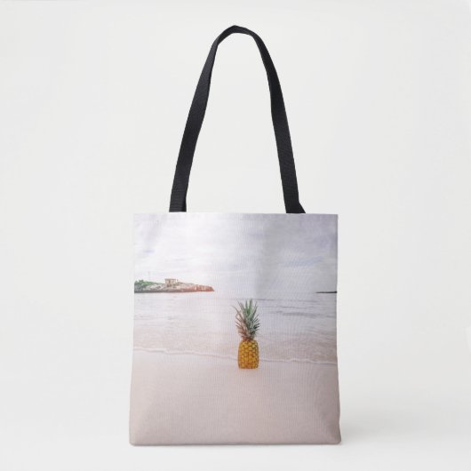 Pineapple on sand near beach tote bag (Voorkant)