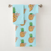 Pineapple Pika neemt een Chomp Aqua Bad Handdoek (Insitu)