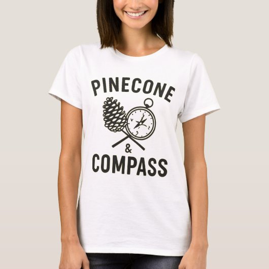 Pinecone & Compass – Rustic Natuur Explorer T-shir T-shirt (Voorkant)
