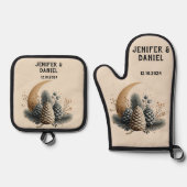 Pinecones and Crescent Moon Winter Love Ovenwant & Pannenlap Set (Voorkant)