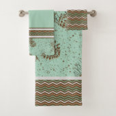 Pinecones en noodlijdende Chevron Stripes Cabin Bad Handdoek (Insitu)