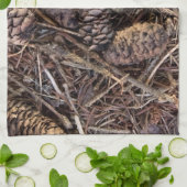 Pinecones en Pine Needles op Forest Floor Theedoek (Gevouwen)