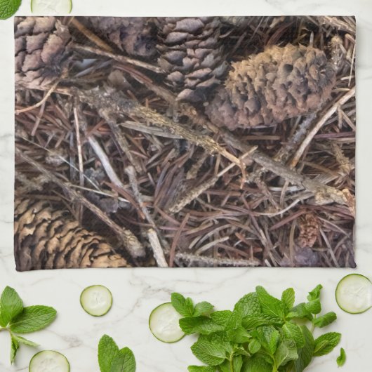 Pinecones en Pine Needles op Forest Floor Theedoek (Gevouwen)