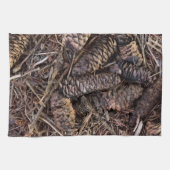 Pinecones en Pine Needles op Forest Floor Theedoek (Horizontaal)