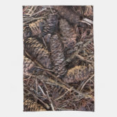 Pinecones en Pine Needles op Forest Floor Theedoek (Verticaal)