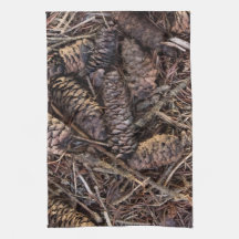 Pinecones en Pine Needles op Forest Floor