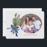 Pines Bessen en Boog Kerst Fotokaart Feestdagenkaart<br><div class="desc">Een niet-sektarische kerstkaart met jouw favoriete foto en een boeket van dennen, bessen en dennenappel, vastgemaakt met een blauwe strik. (Foto door gpointstudio op Freepik). (Afbeelding door pikisuperstar op Freepik). De kaart is makkelijk aan te passen met jouw tekst, lettertype en letterkleur. Niet precies wat je zoekt? Al onze producten...</div>