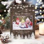 Pines Trees Snow Woodland Merry kerstfoto Feestdagenkaart<br><div class="desc">Verstuur je groeten van het seizoen met deze "Rustic Pines Tree Snow Woodland Merry Kerstfoto Card". (1) Voor verdere aanpassing, gelieve de "pas verder"verbinding aan en ons ontwerphulpmiddel te gebruiken om deze sjabloon te wijzigen. (2) Als u de voorkeur geeft aan Zelfkleerpapier/matte afwerking, kunt u overwegen het type matte papier...</div>