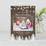 Pines Trees Snow Woodland Merry kerstfoto Feestdagenkaart<br><div class="desc">Verstuur je groeten van het seizoen met deze "Rustic Pines Tree Snow Woodland Merry Kerstfoto Card". (1) Voor verdere aanpassing, gelieve de "pas verder"verbinding aan en ons ontwerphulpmiddel te gebruiken om deze sjabloon te wijzigen. (2) Als u de voorkeur geeft aan Zelfkleerpapier/matte afwerking, kunt u overwegen het type matte papier...</div>