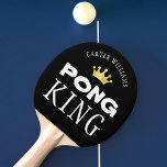 PING PONG KING Persoonlijk bewerkbaar zwart Tafeltennisbatje<br><div class="desc">Knevel de meester van pingelen pong met een gepersonaliseerde PONG KEERpeddel met uw keus van achtergrondkleur. KLEURVERANDERING: Verander de achtergrond door op de AANPASSING VERDERE tab te klikken. Neem contact op met de ontwerper via Zazzle Chat of makeitaboutyoustore@gmail.com als je dit ontwerp wilt wijzigen.</div>