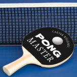 PINGT PONG MASTER Persoonlijk bewerkbaar zwart Tafeltennisbatje<br><div class="desc">Knevel de kampioen van pingelen pong met een gepersonaliseerd PONG MASTER peddel met uw keus van achtergrondkleur. KLEURVERANDERING: Verander de achtergrond door op de AANPASSING VERDERE tab te klikken. Neem contact op met de ontwerper via Zazzle Chat of makeitaboutyoustore@gmail.com als je dit ontwerp wilt wijzigen.</div>