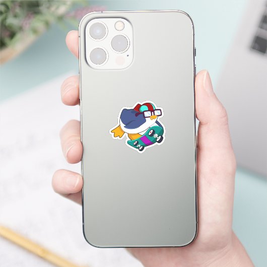Pinguïn als Skater met skateboard Sticker (Telefoon)