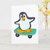 Pinguïn als skater op skateboard kaart (Gele Bloem)
