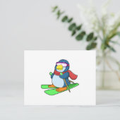 Pinguïn als skiër met skisjaal en zonnebril briefkaart (Staand voorkant)