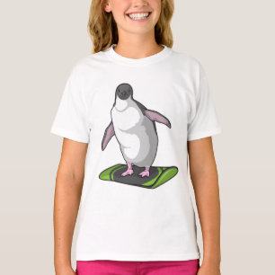 Pinguïn als snowboarder met snowboard t-shirt