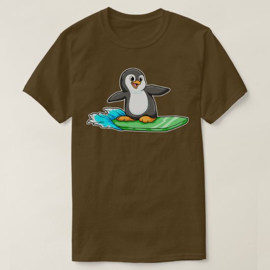 Pinguïn als Surfer met Surfboard 2 T-shirt (Design voorkant)