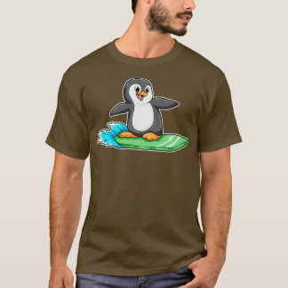 Pinguïn als Surfer met Surfboard 2 T-shirt