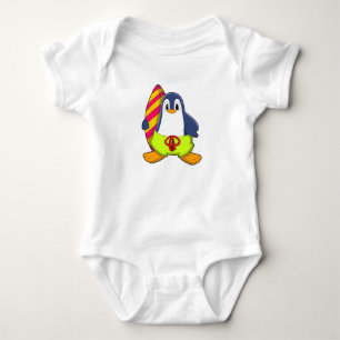 Pinguïn als Surfer met surfboard Romper