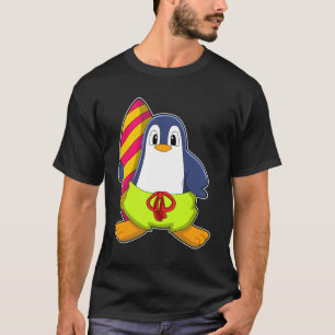 Pinguïn als Surfer met surfboard T-shirt