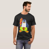 Pinguïn als Surfer met surfboard T-shirt (Voorkant volledig)
