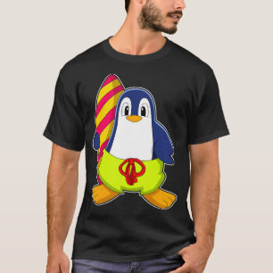 Pinguïn als Surfer met surfboard T-shirt