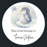 Pinguïn - baby showers boekenplaat ronde sticker<br><div class="desc">Baby shower uitnodiging met een schattige waterverf arctische baby pinguïn. Winter Baby shower. Arctic Penguin baby shower thema. Overeenkomende objecten beschikbaar.</div>