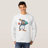 Pinguïn bij Cricket met cricket bat T-shirt (Voorkant volledig)