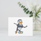 Pinguïn bij ijshockey met ijshockeystick briefkaart (Staand voorkant)