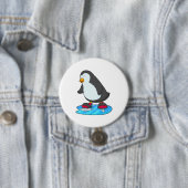 Pinguïn bij ijsschaatsen met ijsschaatsen ronde button 7,6 cm (In situ)
