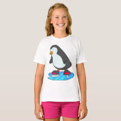 Pinguïn bij ijsschaatsen met ijsschaatsen t-shirt (Voorkant volledig)