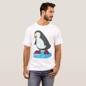 Pinguïn bij ijsschaatsen met ijsschaatsen t-shirt (Voorkant volledig)
