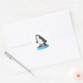 Pinguïn bij ijsschaatsen met ijsschaatsen vierkante sticker (Envelop)