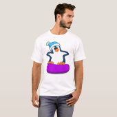 Pinguïn bij Snowboarding met Snowboard T-shirt (Voorkant volledig)