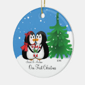 Pinguïn Couple onze eerste kerstversiering Keramisch Ornament (Links)