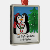 Pinguïn Couple onze eerste kerstversiering Metalen Ornament (Rechts)