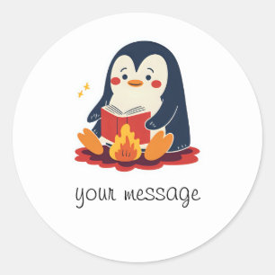 Pinguïn die een boek leest bij een open haard ronde sticker