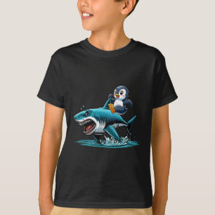 Pinguïn die op haaikostuum rijdt Zeedierliefhebber T-shirt