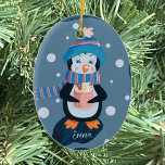 Pinguïn drink hete cacao gepersonaliseerde ornamen keramisch ornament<br><div class="desc">Schattige Kerst keramisch ornament met een grillige pinguïn drink een kopje warme cacao. Personaliseer het met een naam. © ArianeC Illustrations-Alle rechten voorbehouden</div>