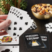 Pinguïn Flippers Up Weerstaan Pinguïns Tegen Trump Pokerkaarten (Insitu)