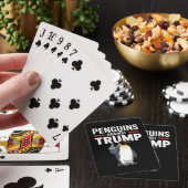 Pinguïn Flippers Up Weerstaan Pinguïns Tegen Trump Pokerkaarten (Insitu)