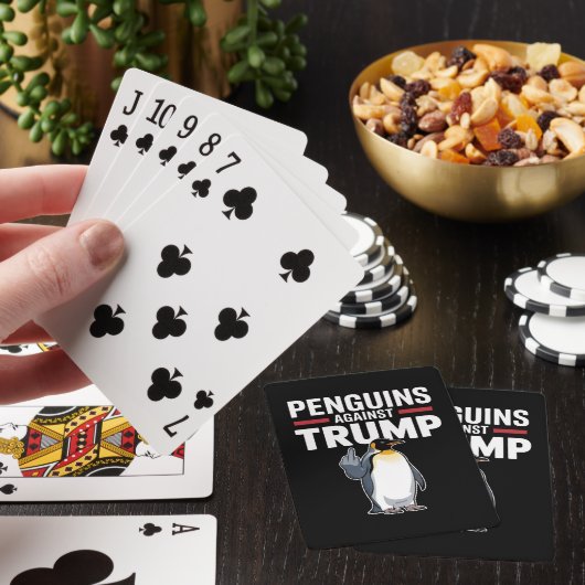 Pinguïn Flippers Up Weerstaan Pinguïns Tegen Trump Pokerkaarten (Insitu)