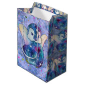 Pinguïn genaamd Button Medium Cadeauzakje (Voorkant Gekanteld)