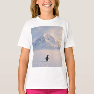 Pinguïn in besneeuwde berg t-shirt